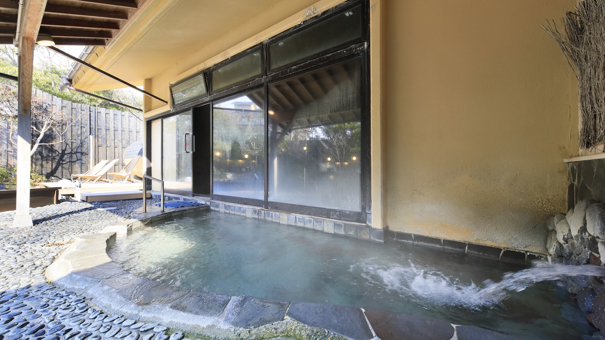 【大浴場】気持ちの良い風を受けながらリフレッシュ