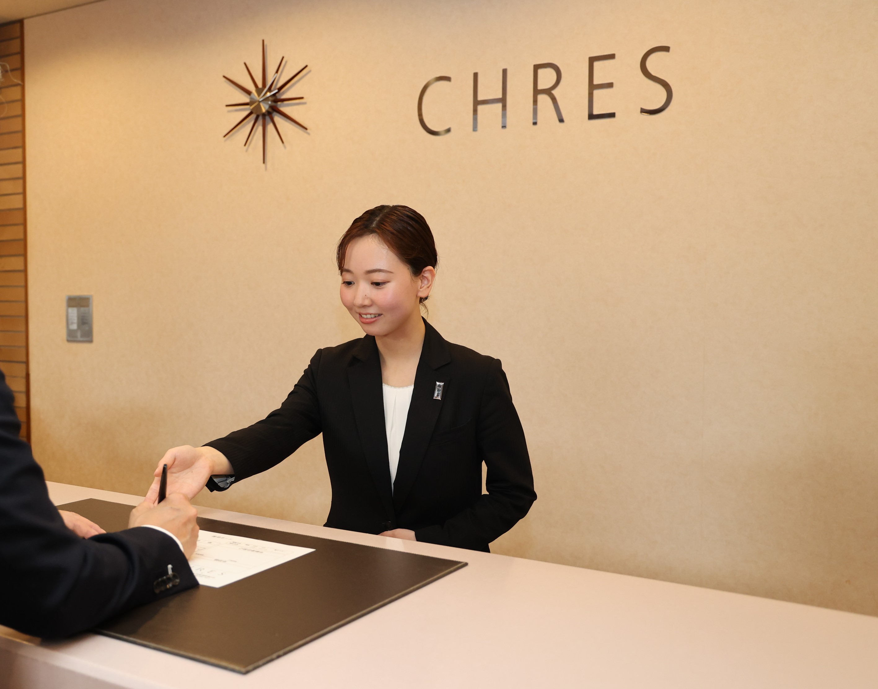 フロントでご宿泊の説明をいたします