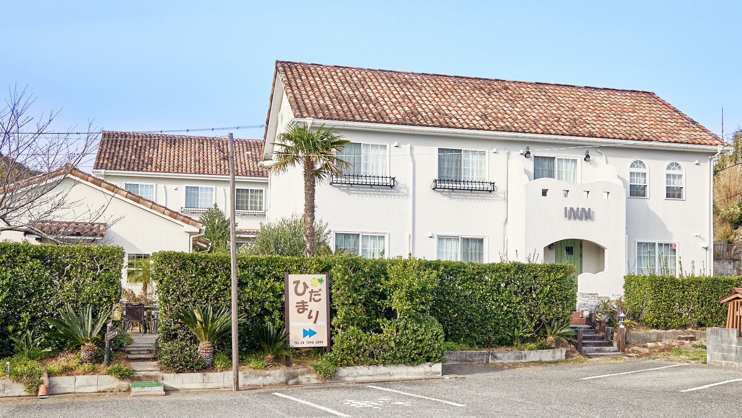 千産知笑すみびや（左）とひだまりINN（右