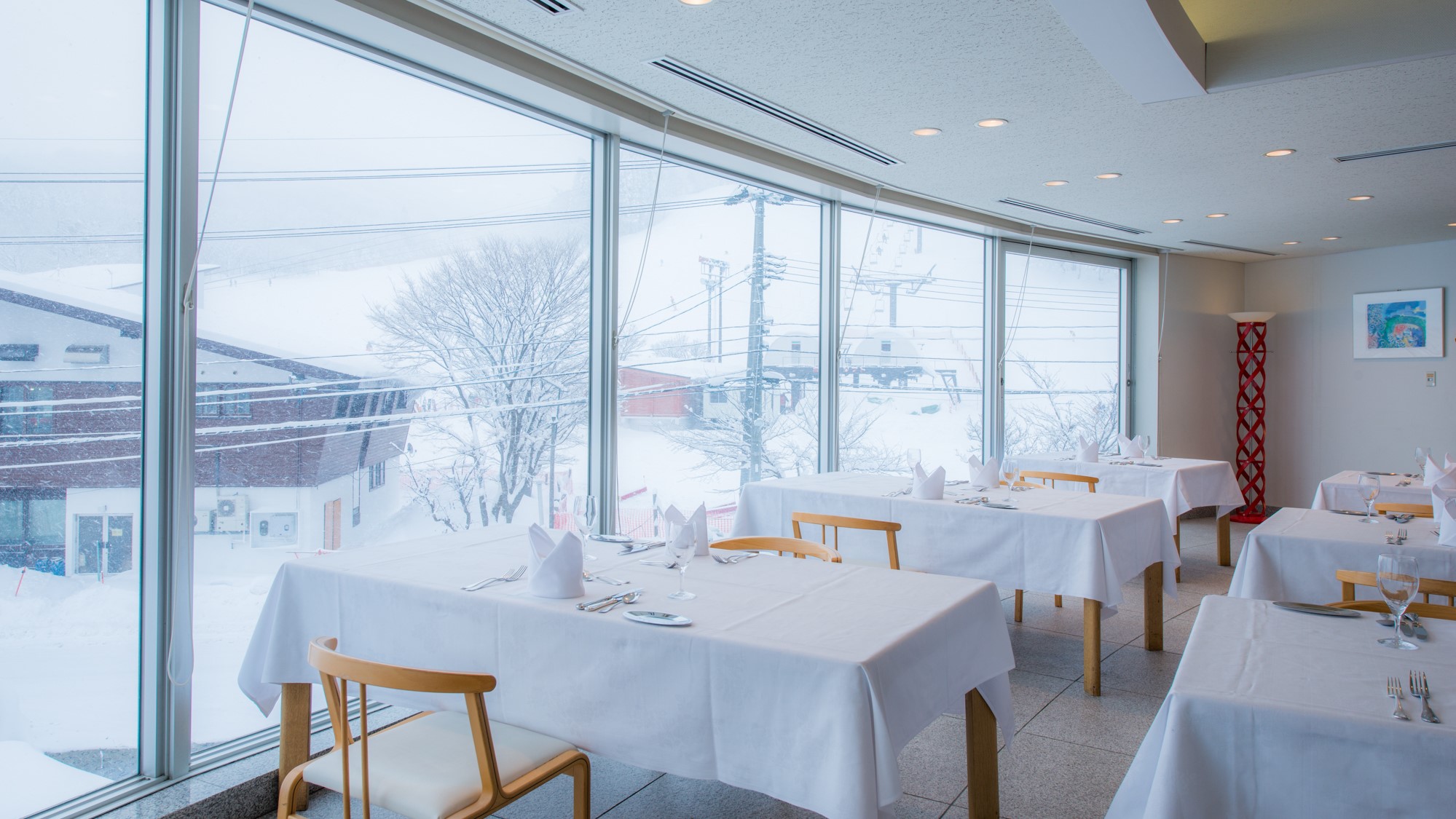 【山景を眺めるメインレストラン】冬は雪景色を眺めながらお食事を満喫