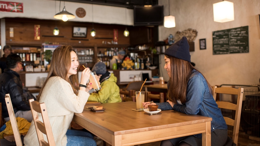 【カフェ音茶屋】ホテルから徒歩３分の場所にある人気のカフェ。ドリアやパスタなどのランチが愉しめます