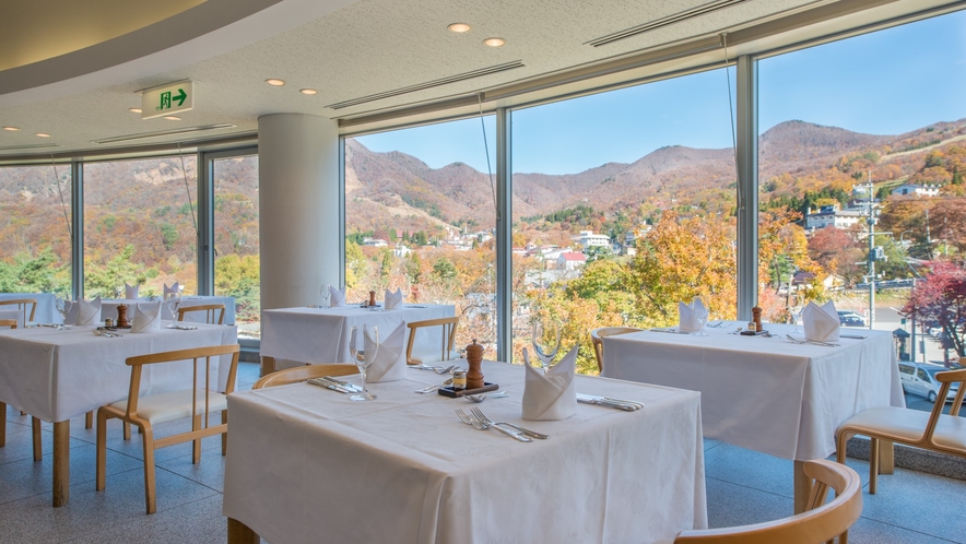 【山景レストラン】ホテルを象徴する、アーチ状の窓が特徴の上質な空間。紅葉の絶景が広がる