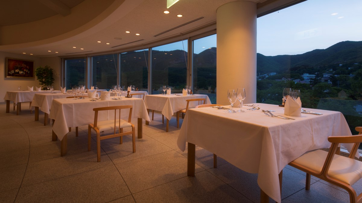 【山景を眺めるメインレストラン】素敵な雰囲気のレストランでディナーをお召し上がりください