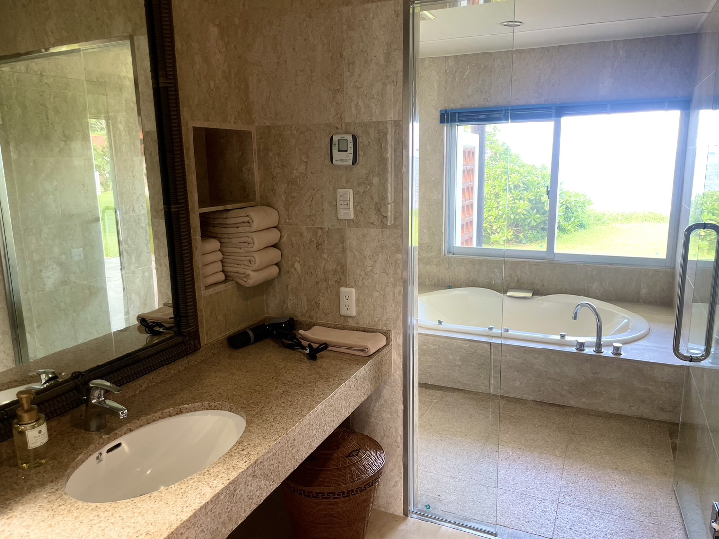 【スイートルーム】　洗面台・浴室