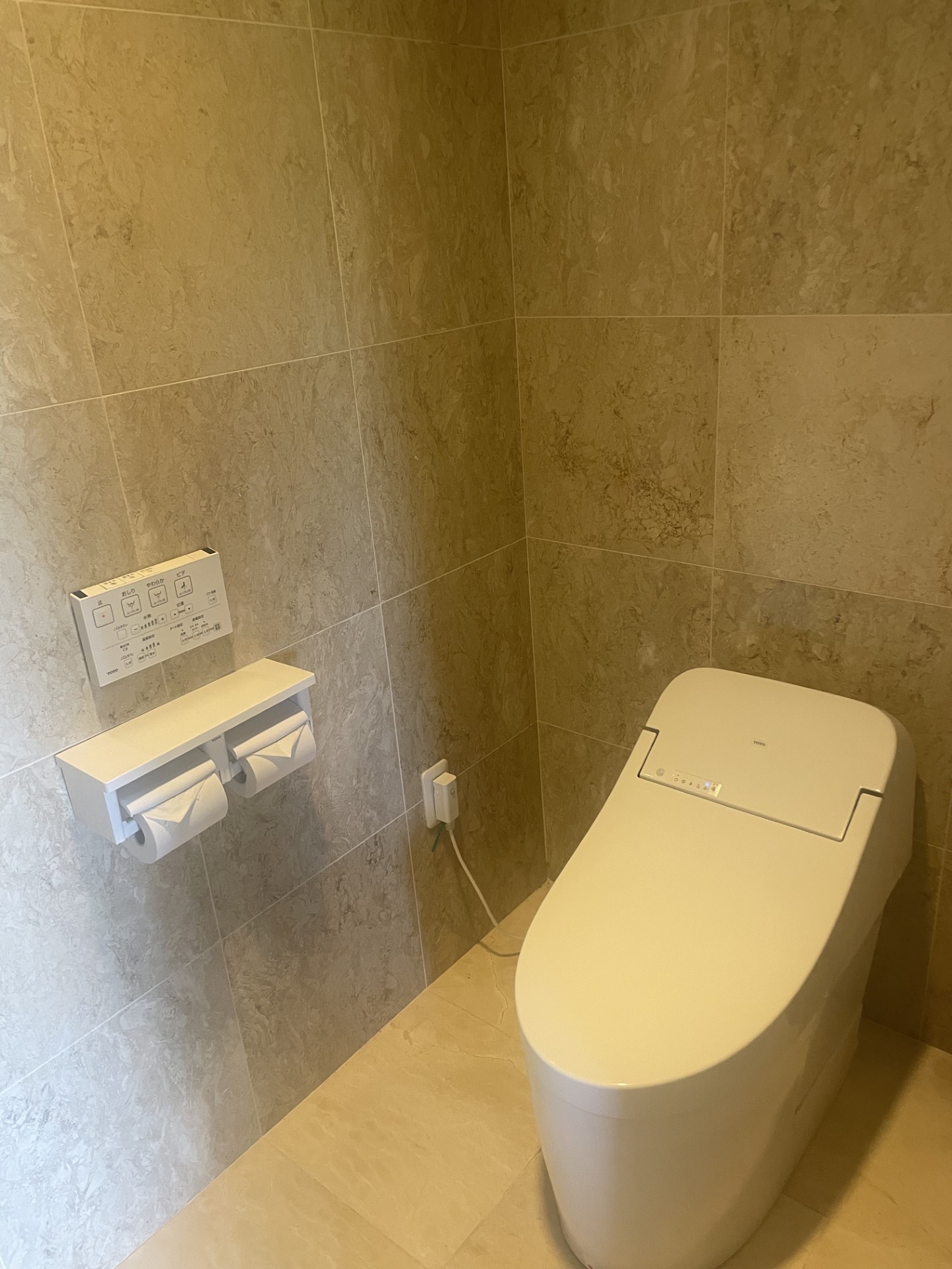 【スイートルーム】　トイレ