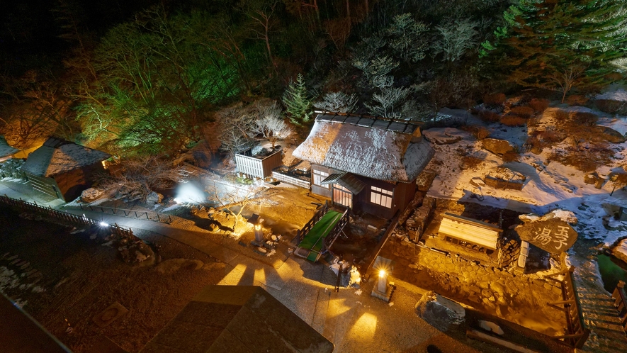 湯小屋外観<冬>