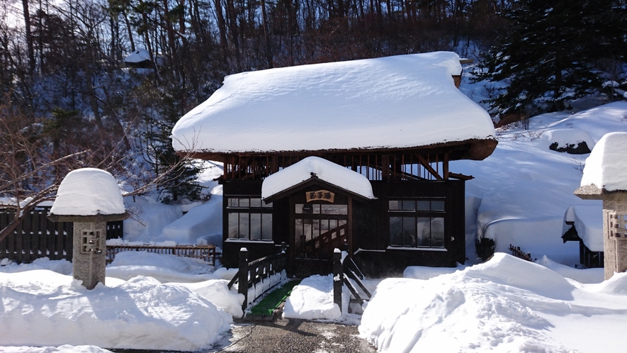 湯小屋外観＜冬＞