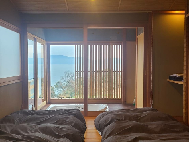南風テラス　寝室から海を眺める