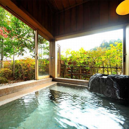 【客室D2タイプ一例「鼓」】 開放感たっぷりの広々とした客室風呂で、解放感をお楽しみください。