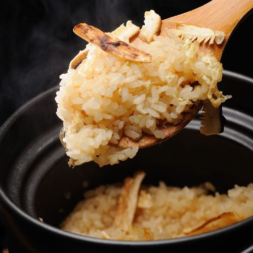 【ご夕食一例】 松茸ごはんは、秋の味覚の代名詞。松茸の香りをまとったご飯の味わいはたまりません。