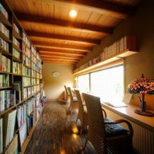 【図書室】　中庭を望む小さな図書室で、お気に入りの本をお楽しみください。