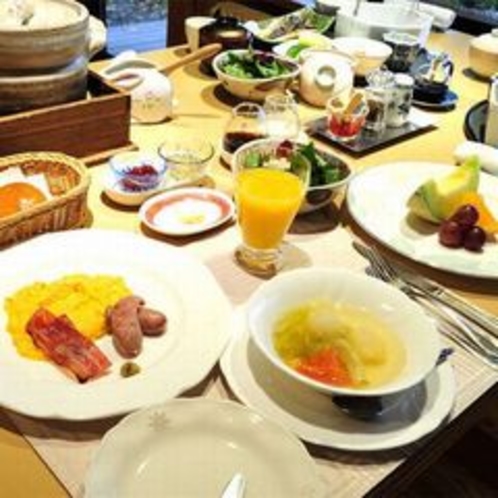 【ご朝食一例】　朝日が射し込むリビングルームで、爽やかな朝食のひとときをご堪能ください。