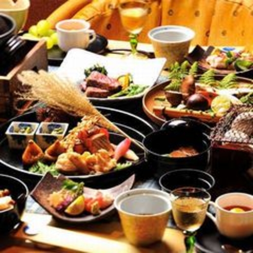 【ご夕食一例】　季節の地元食材をふんだんに使用した、名月荘懐石料理をお楽しみください。