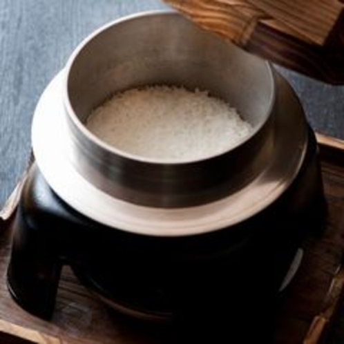 【ご朝食一例】　朝食には、こだわりの釜で炊き立てのご飯で。お米本来の味をお楽しみください。