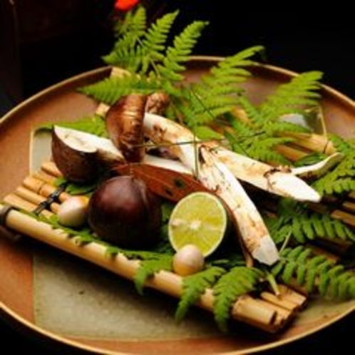 【ご夕食一例】　秋の味覚の王様である松茸は、焜炉で炙る際の香りがたまりません。