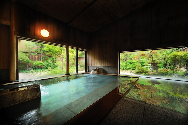 【大浴場】　自然の緑が目にまぶしい大浴場で、ゆったりのんびり。