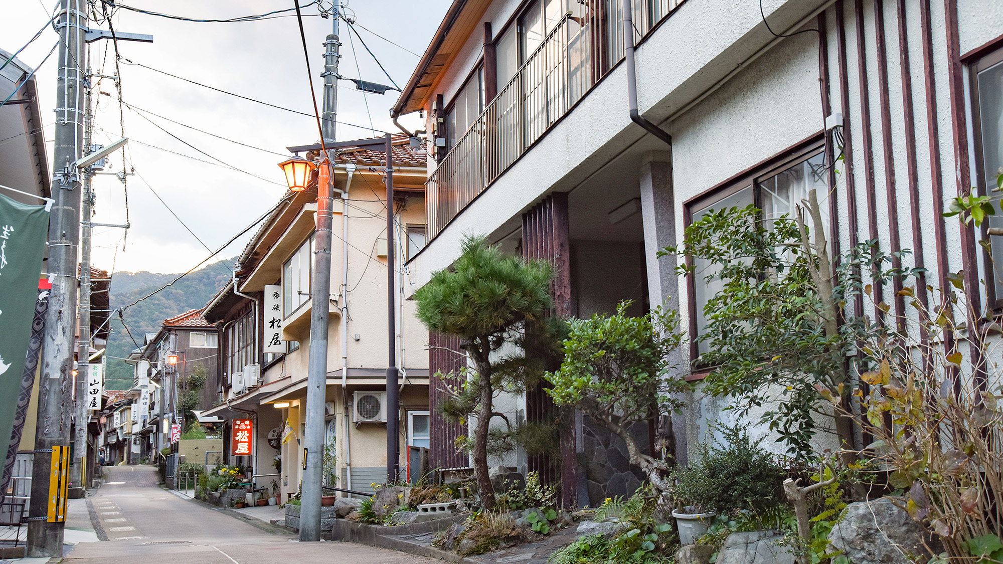 *【周辺：俵山温泉街】温泉街ならでわの古い旅館が立ち並びます。