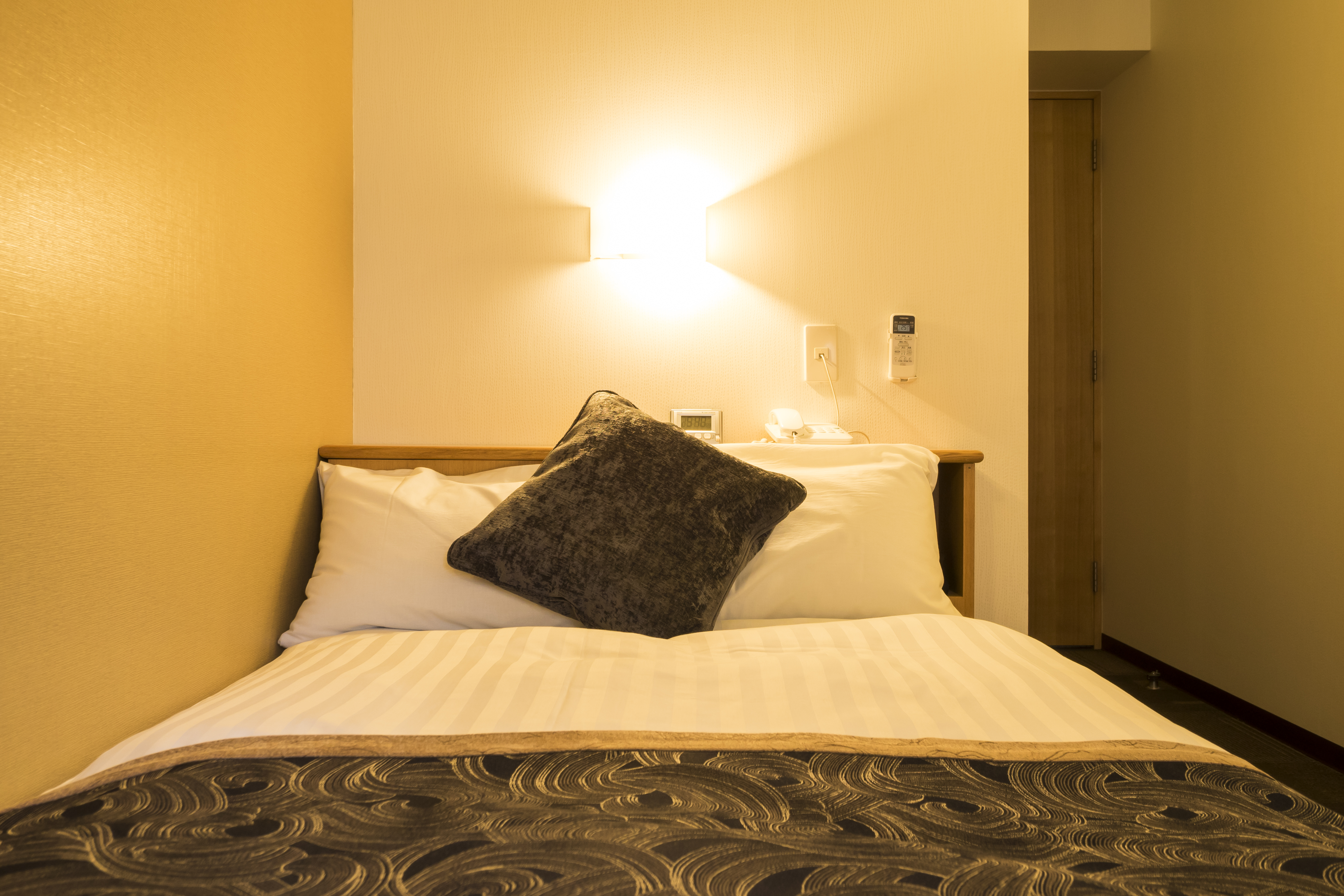 セミダブルルーム〈ベッド幅120cm1台〉