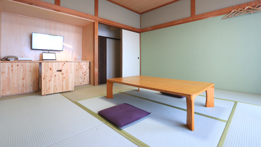 日本三古湯のかけ流し温泉と新畳の和室8畳