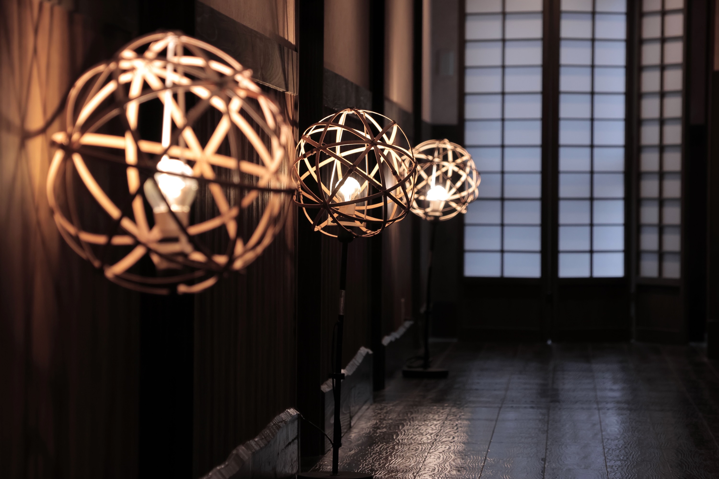 客室2階の廊下の湯あかり