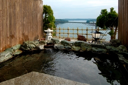 【3〜4月限定】＜的矢かきフルコース＋貸切露天風呂付＞当館人気の夕食を堪能し、貸切露天風呂でゆったり