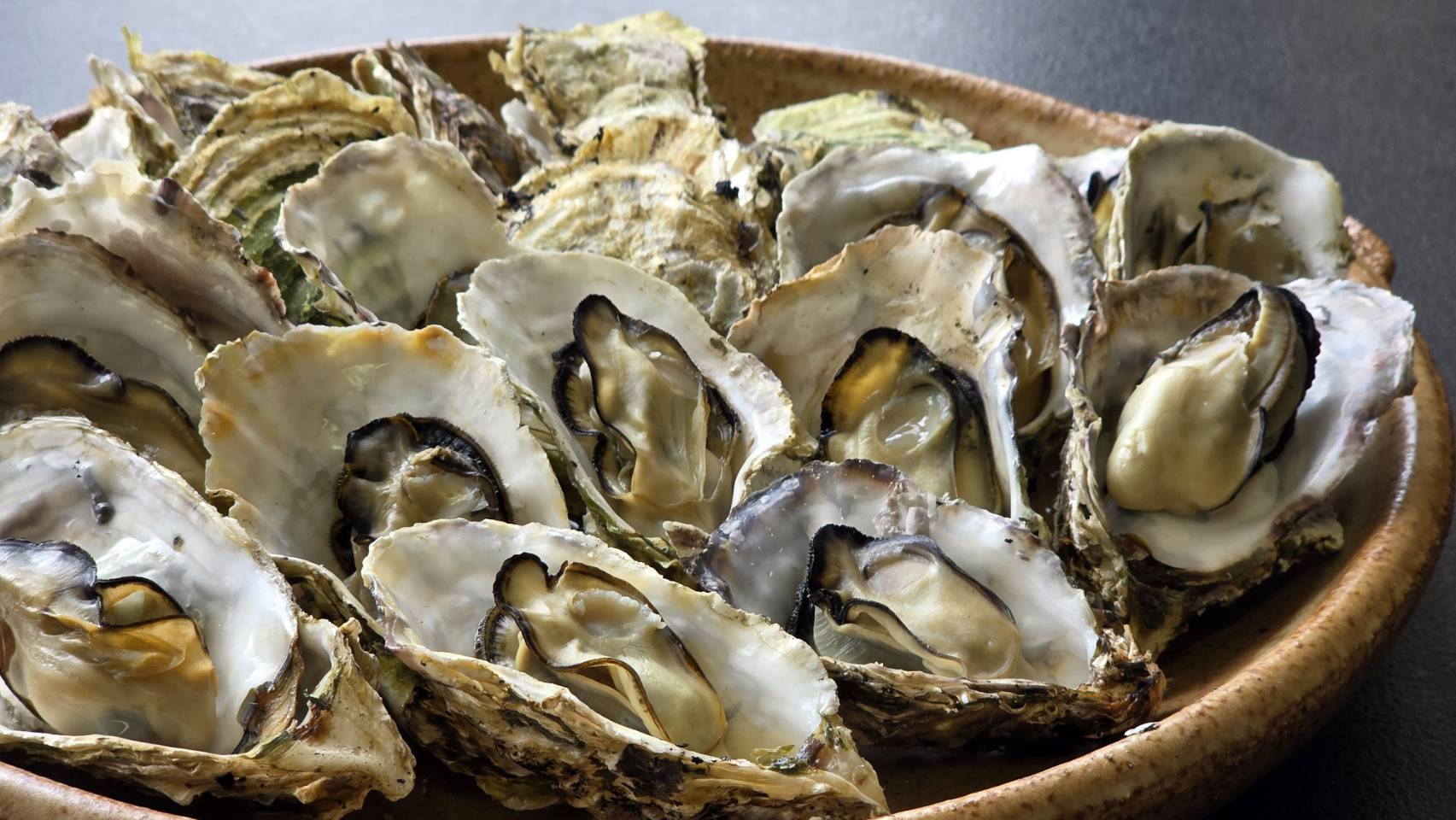 焼き牡蠣　香ばしい磯の香りと濃厚な旨味をお楽しみください。