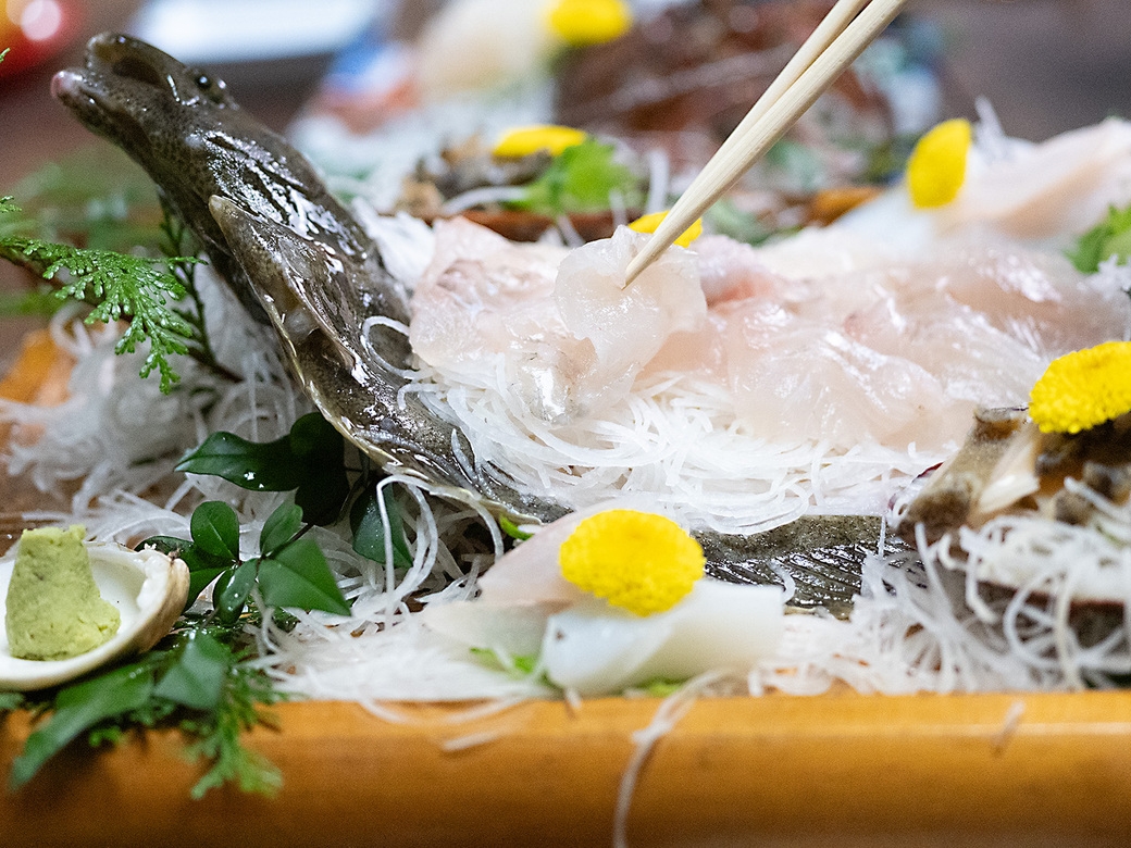 伊勢海老活造り1人1匹付鮮魚舟盛【うず潮デラックス御膳】