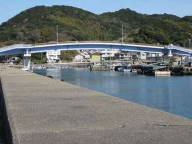 しまっこ橋　人工島へ渡る橋です。　人工島には海水浴場があり魚釣りもできます