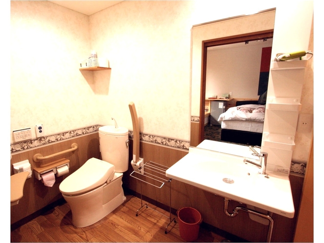 ツインルームの身障者対応洗面トイレ。