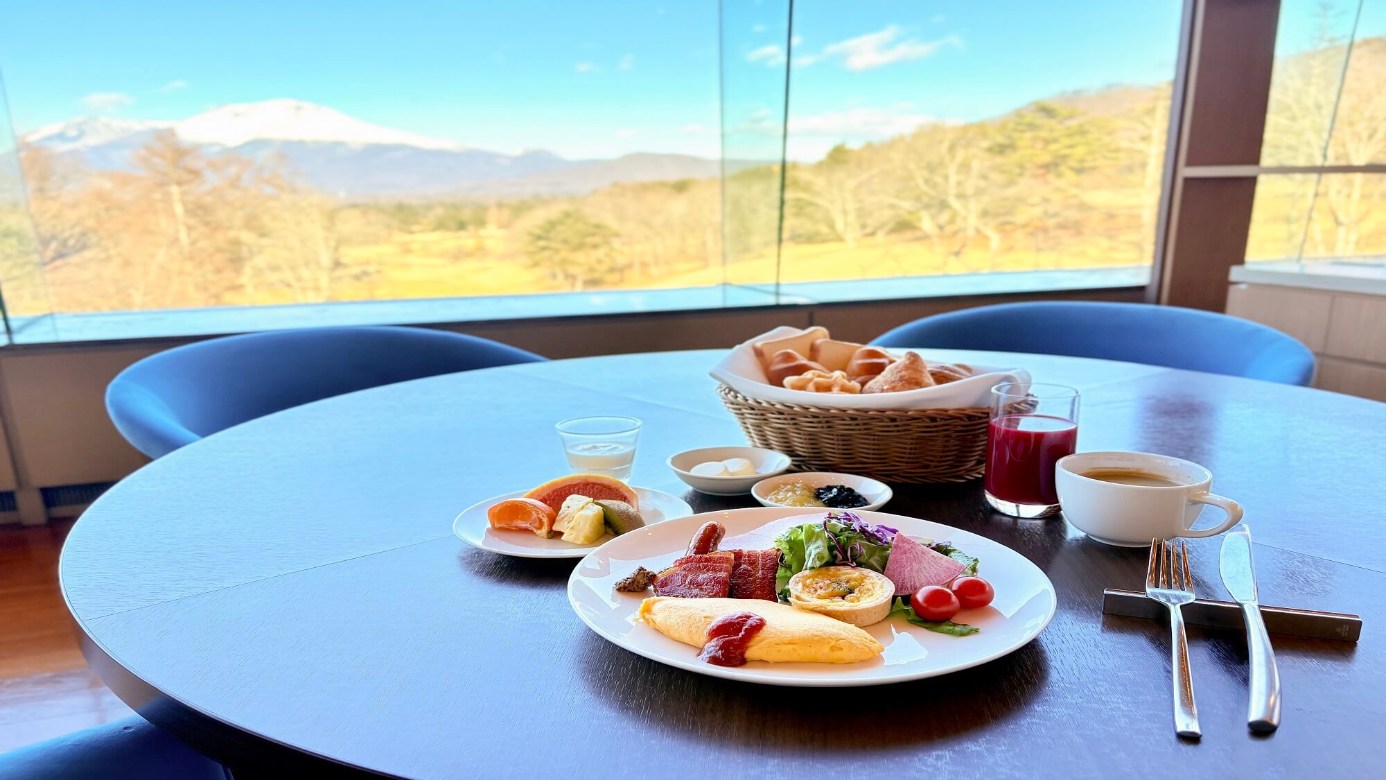 2人だけバルコニーで絶景カフェ＆スイーツ