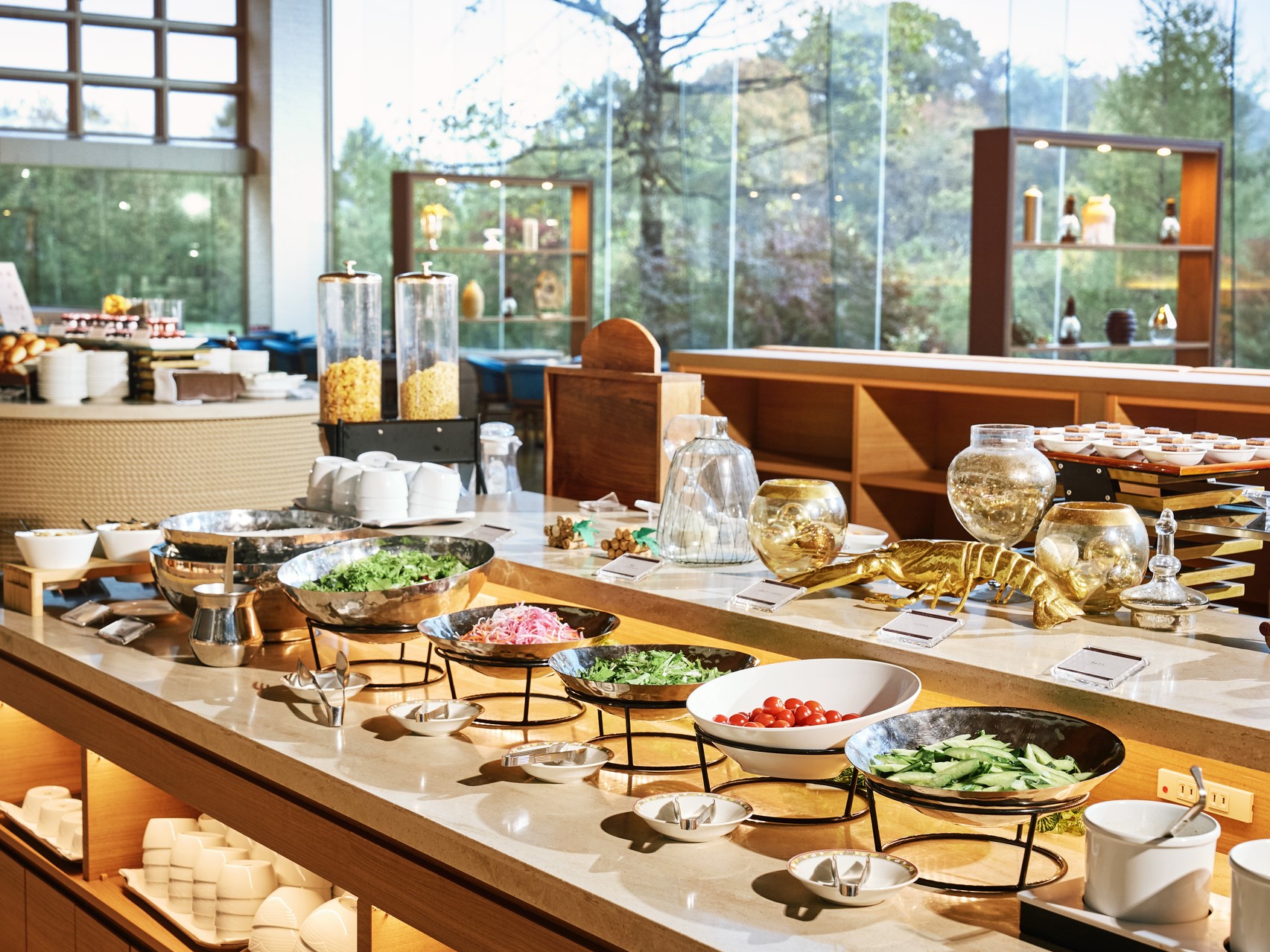 朝食ブッフェで、種類豊富な料理を楽しんで、素晴らしい一日の始まり。