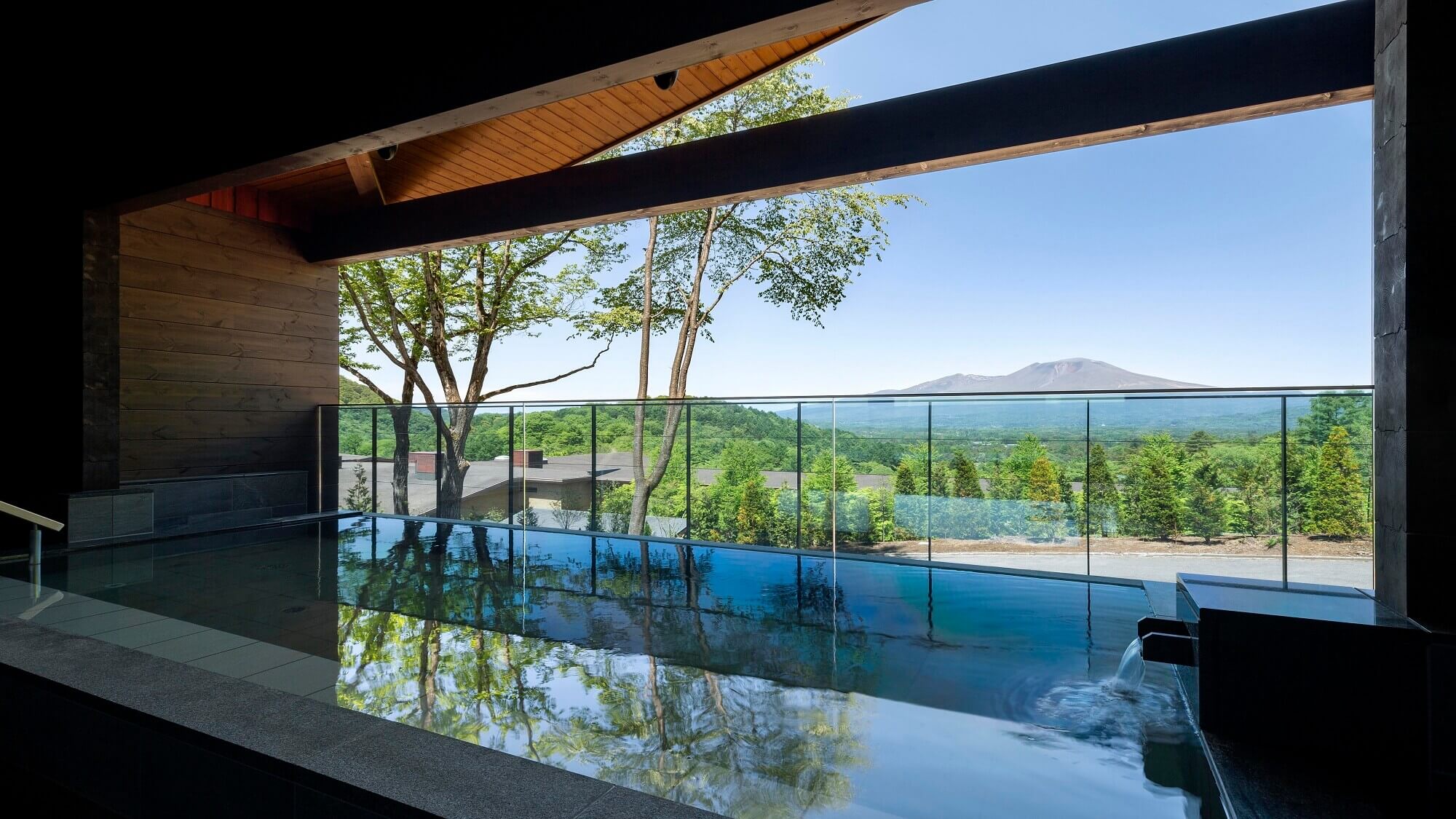浅間山の絶景が広がる温泉棟「Breeze in Plateau」。ホテルから温泉棟まではモノレールで約1分。