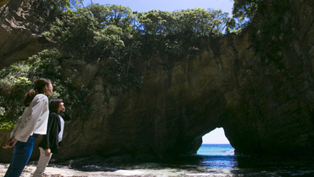 龍宮窟（りゅうぐうくつ）は、波が海岸の波にうちつけると、崖の弱い部分が削られていき、洞窟になります。