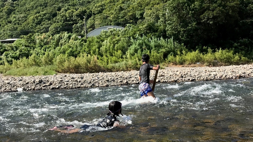 *【日高川】子供たちは時間を忘れるほど川遊びに夢中！