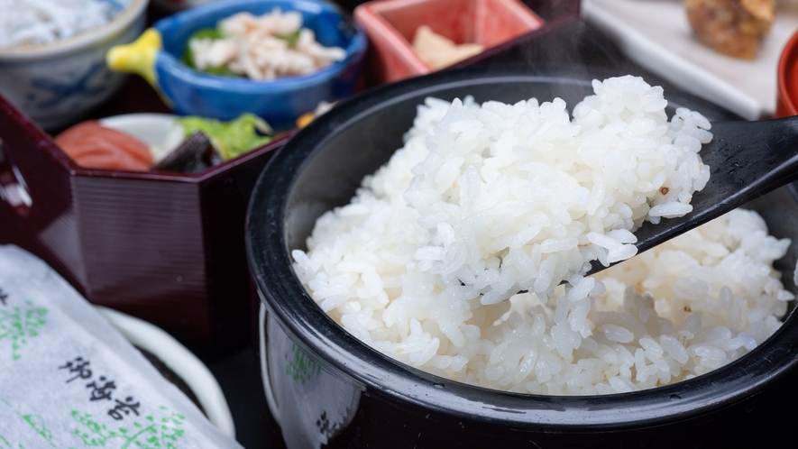 *【朝食】ご飯は、自家製の米を温泉水で炊いています！