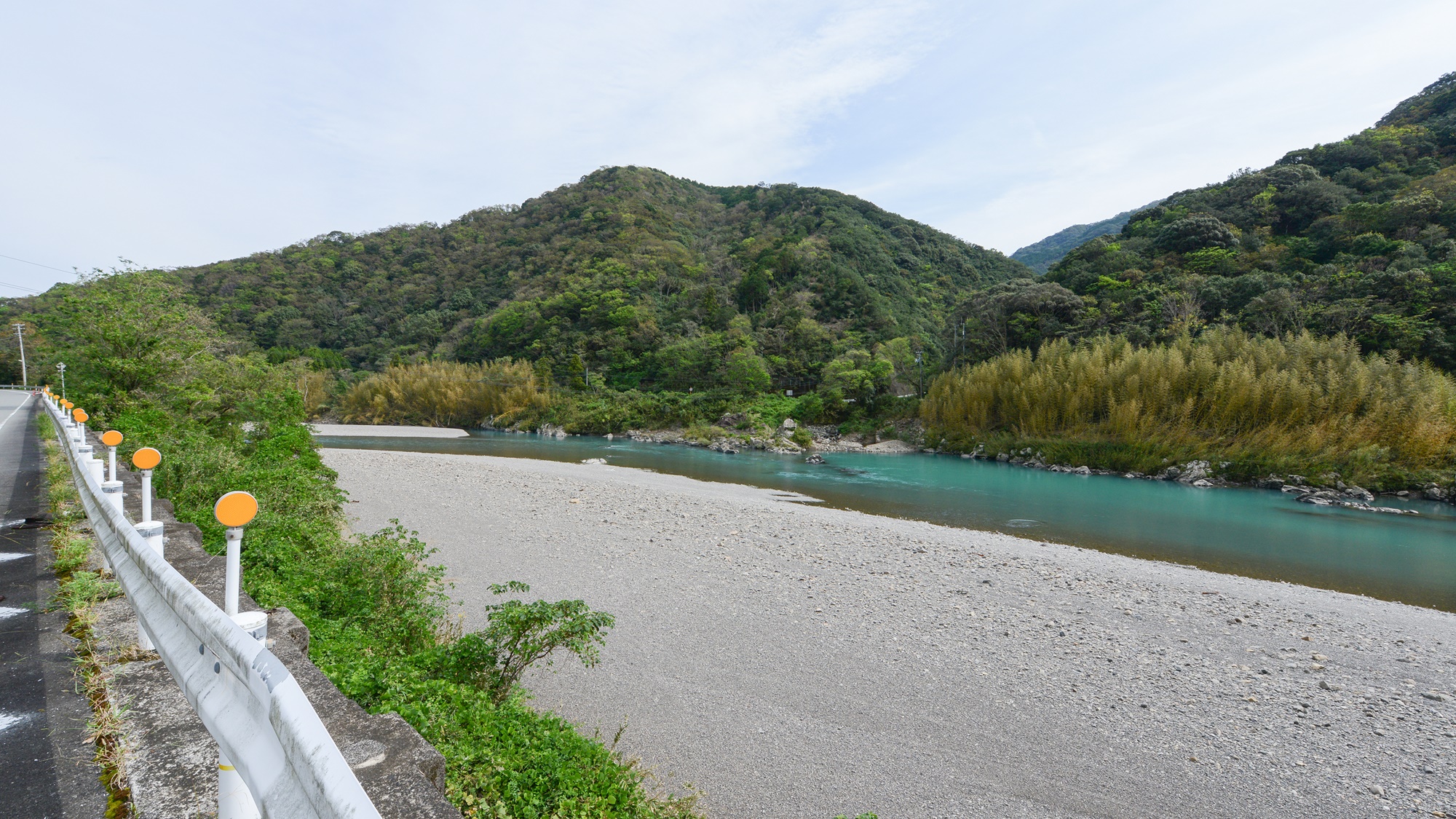 *【日高川】道路を挟んで目の前に川が！夏は川遊びもお楽しみいただけます♪