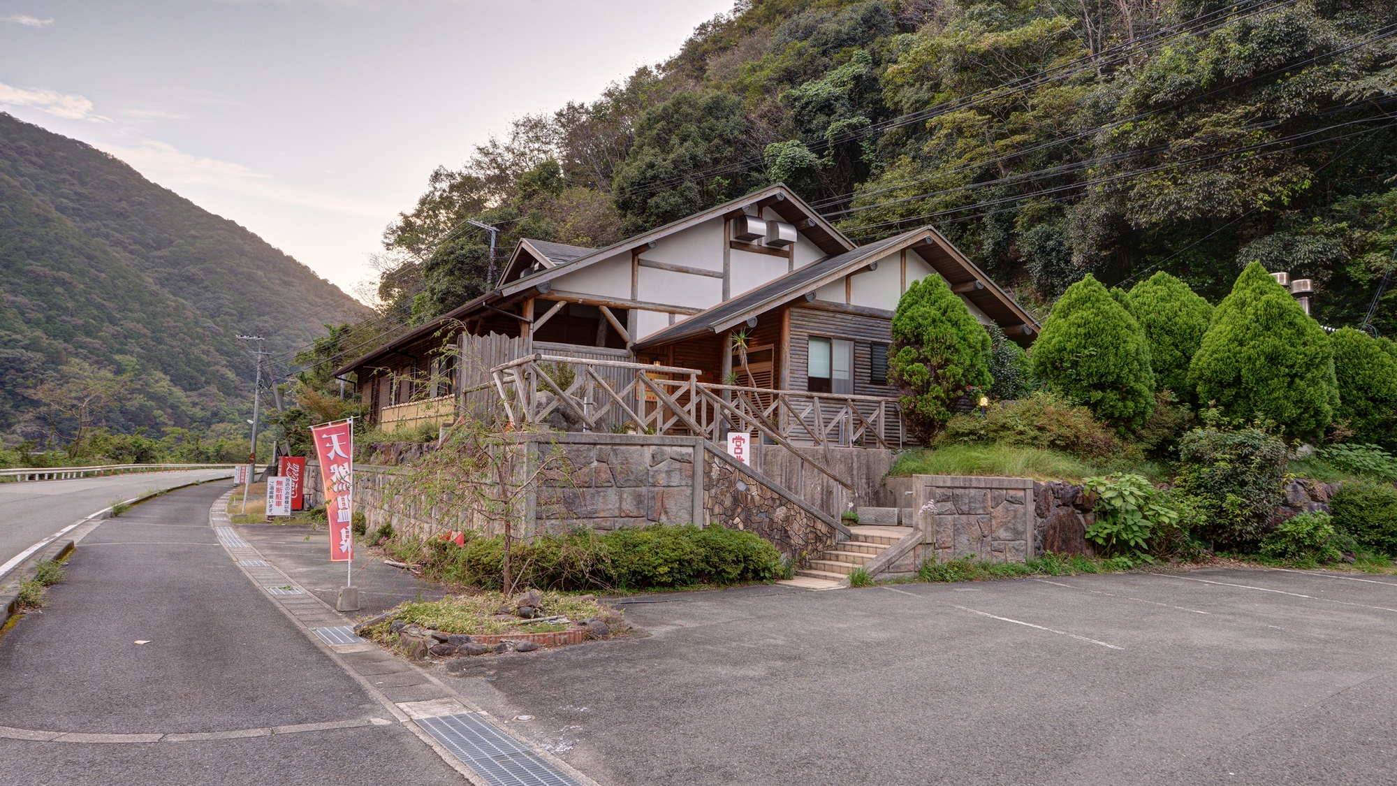 *【温泉棟：道順3】駐車場を抜けると温泉棟がございます！