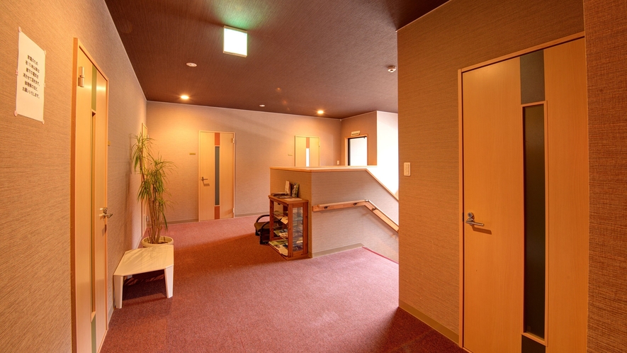 *【館内廊下】階段を上がった2階にお部屋があります。