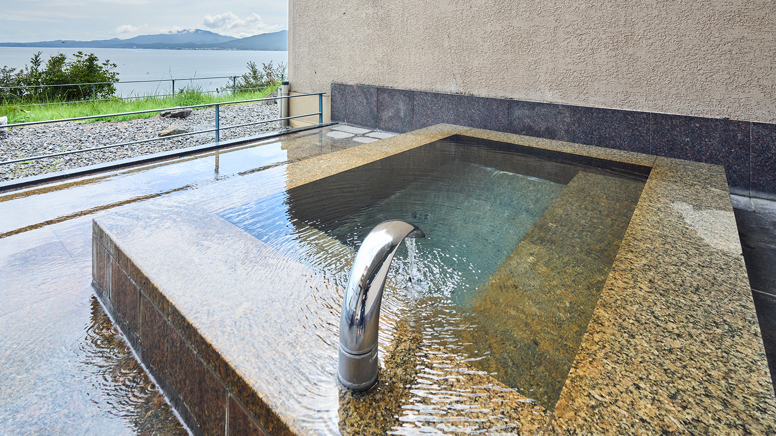 源泉かけ流し露天風呂付離れ華館「椿」