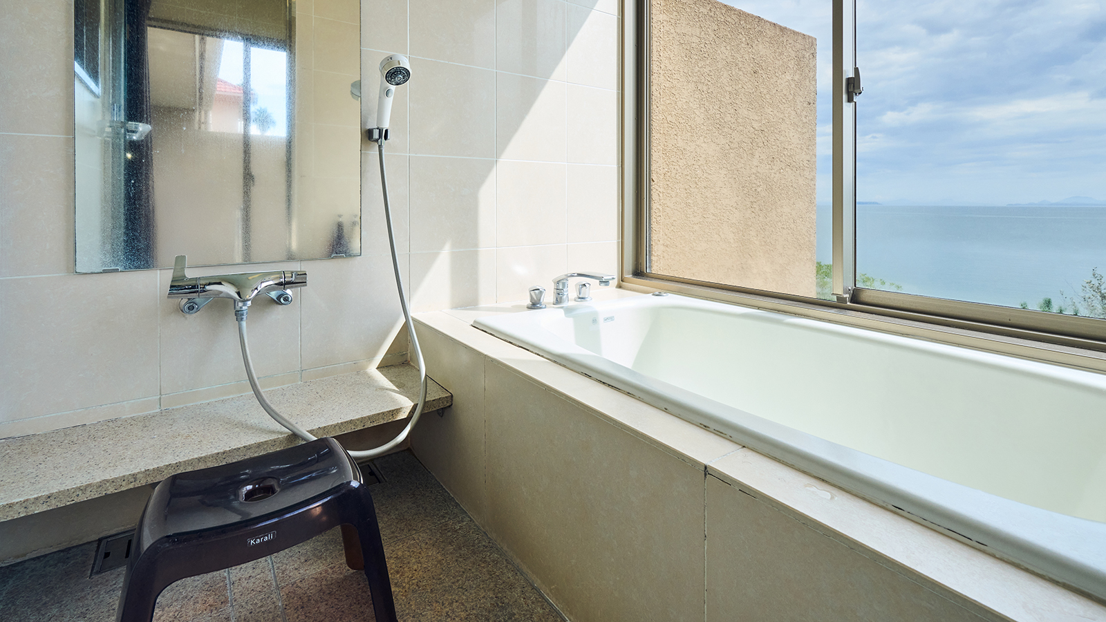 源泉かけ流し露天風呂付離れ華館「椿」