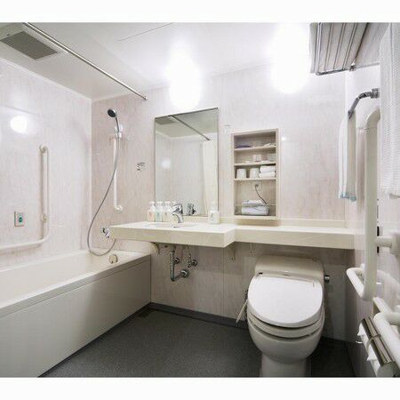 Universal Twin Bathroom