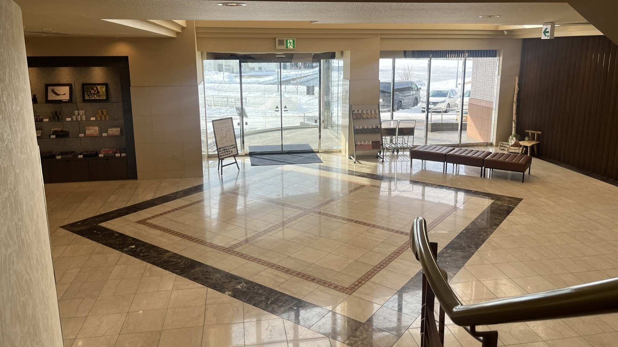 開放的な吹き抜けが印象的なロビー