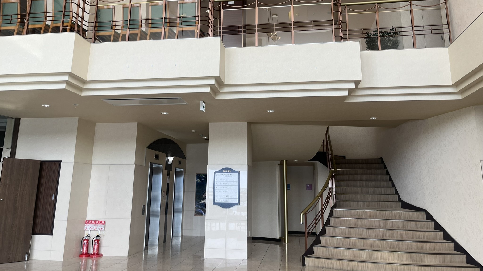 開放的な吹き抜けが印象的なロビー