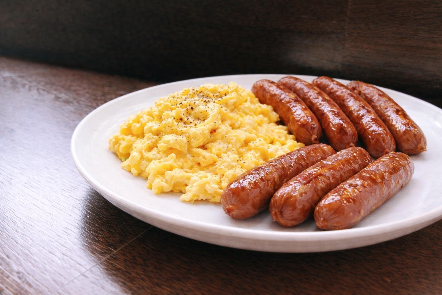 スクランブルエッグとソーセージ