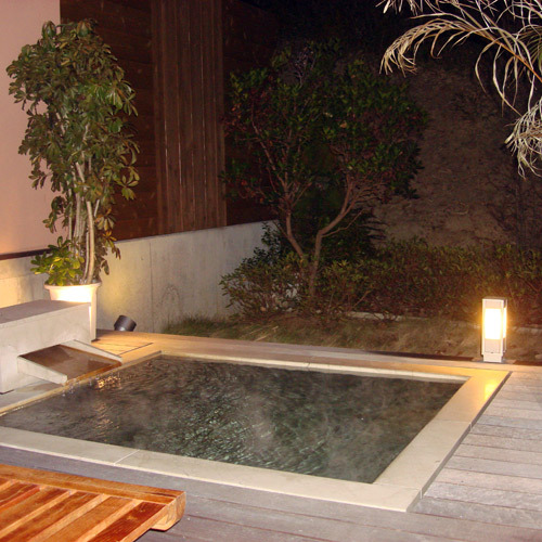 Enjoy the open-air bath while bathing in the moonlight