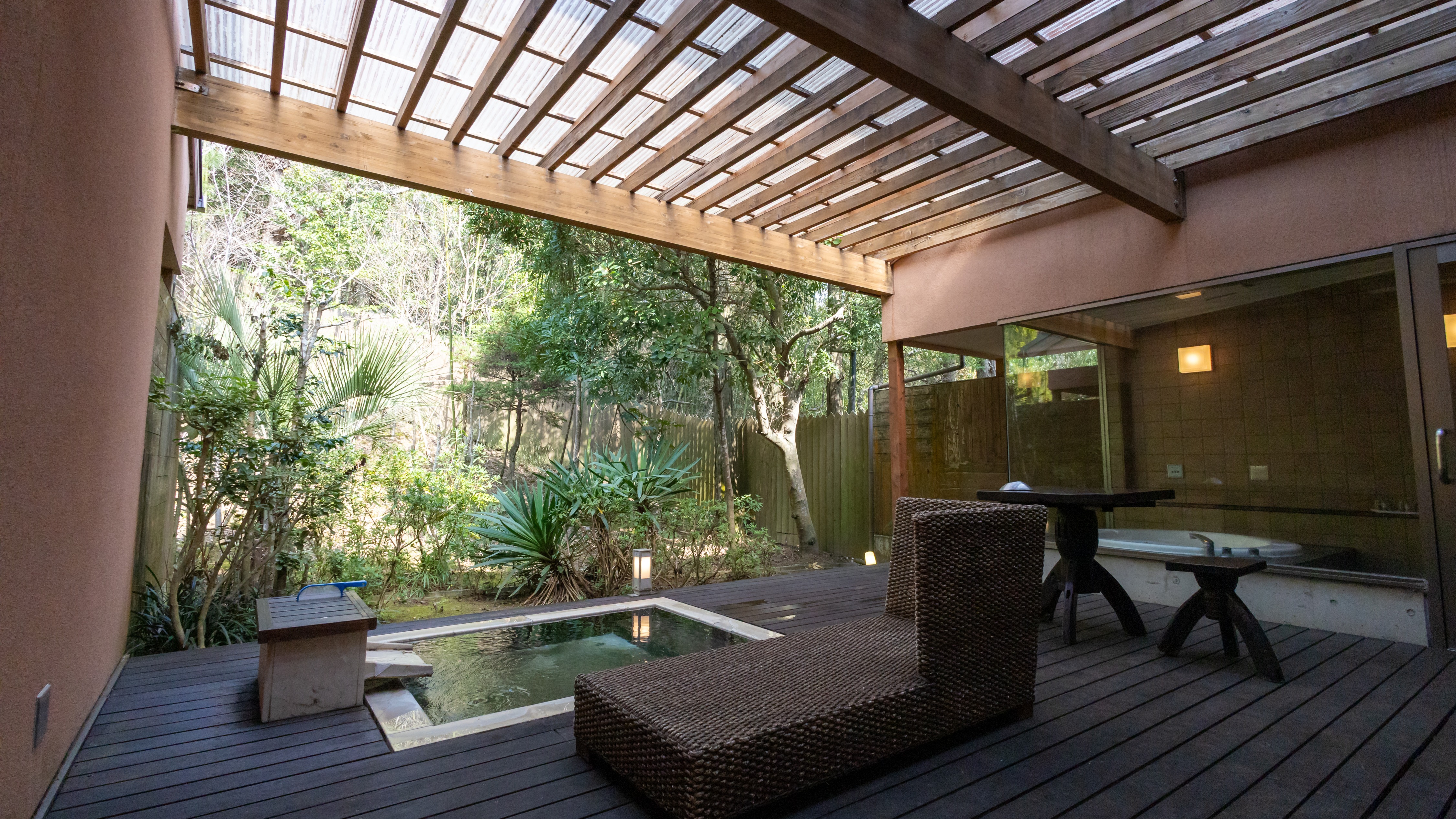 心身ともにリラックスできる空間「隠れ屋」が誇れる露天風呂