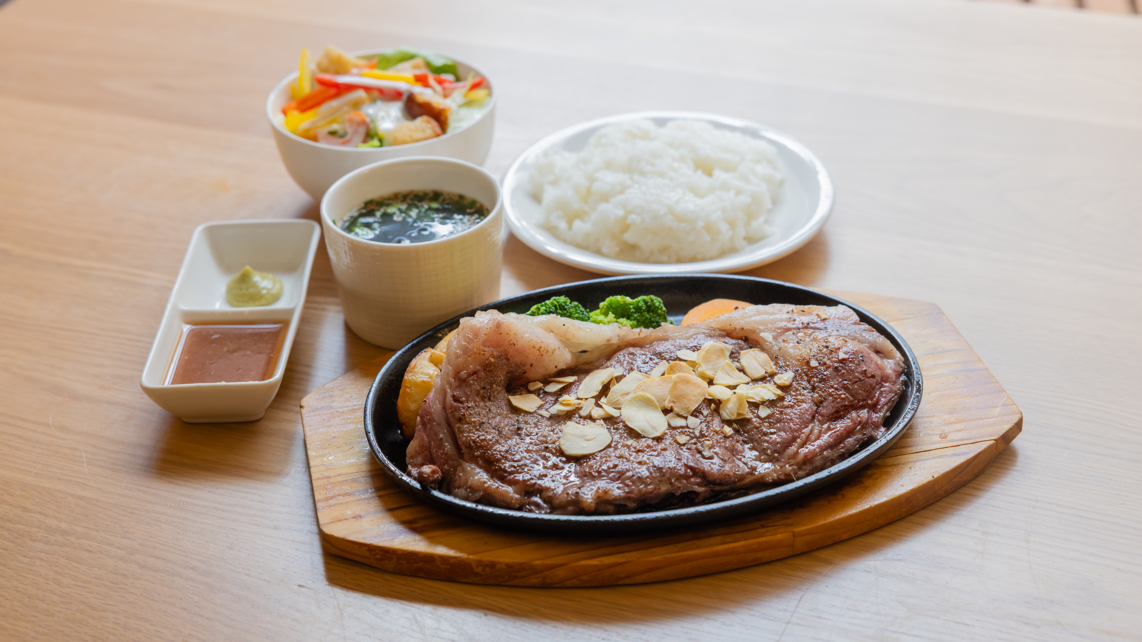 ボリューム満点！『隠れ屋ステーキ３００g』（料理一例）