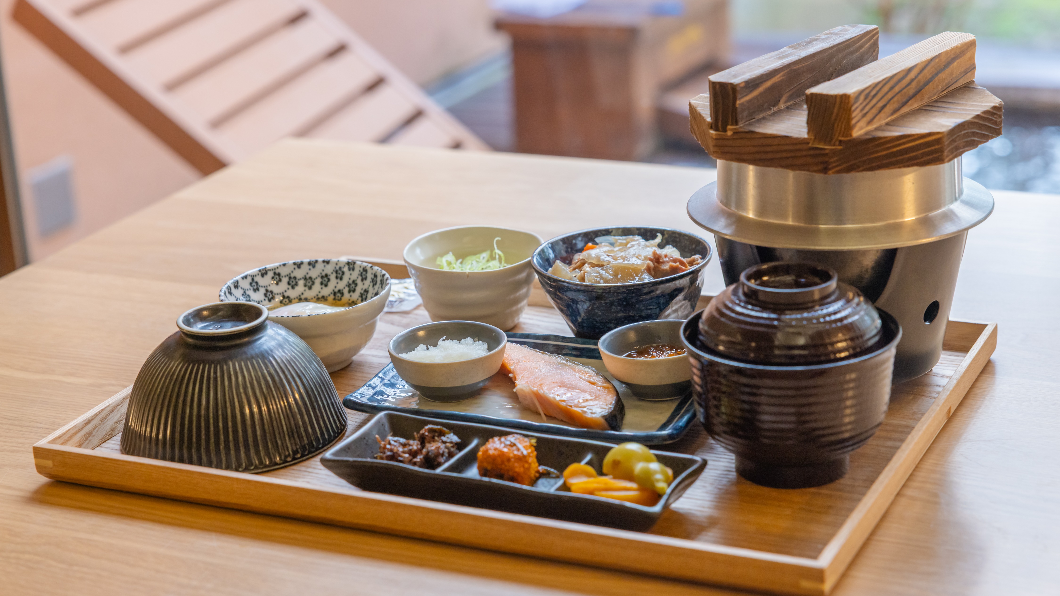 朝食に和食・洋食をご用意しております。（料理一例）