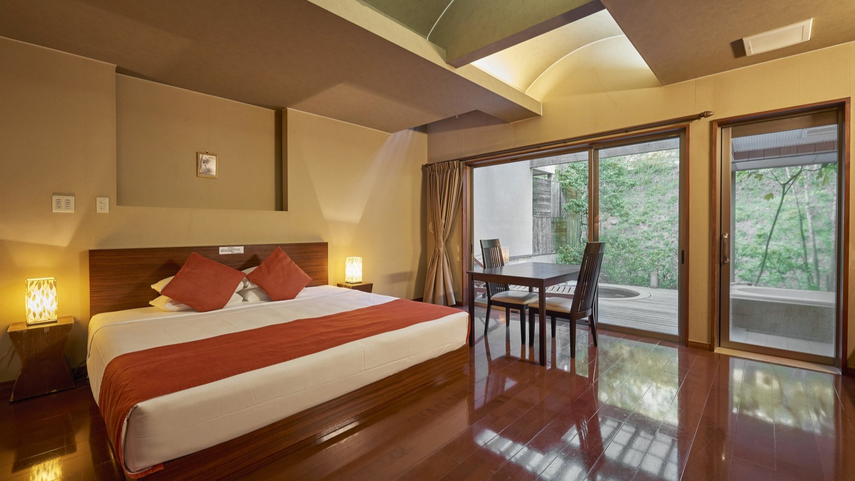 落ち着いた雰囲気の各室異なるデザイン