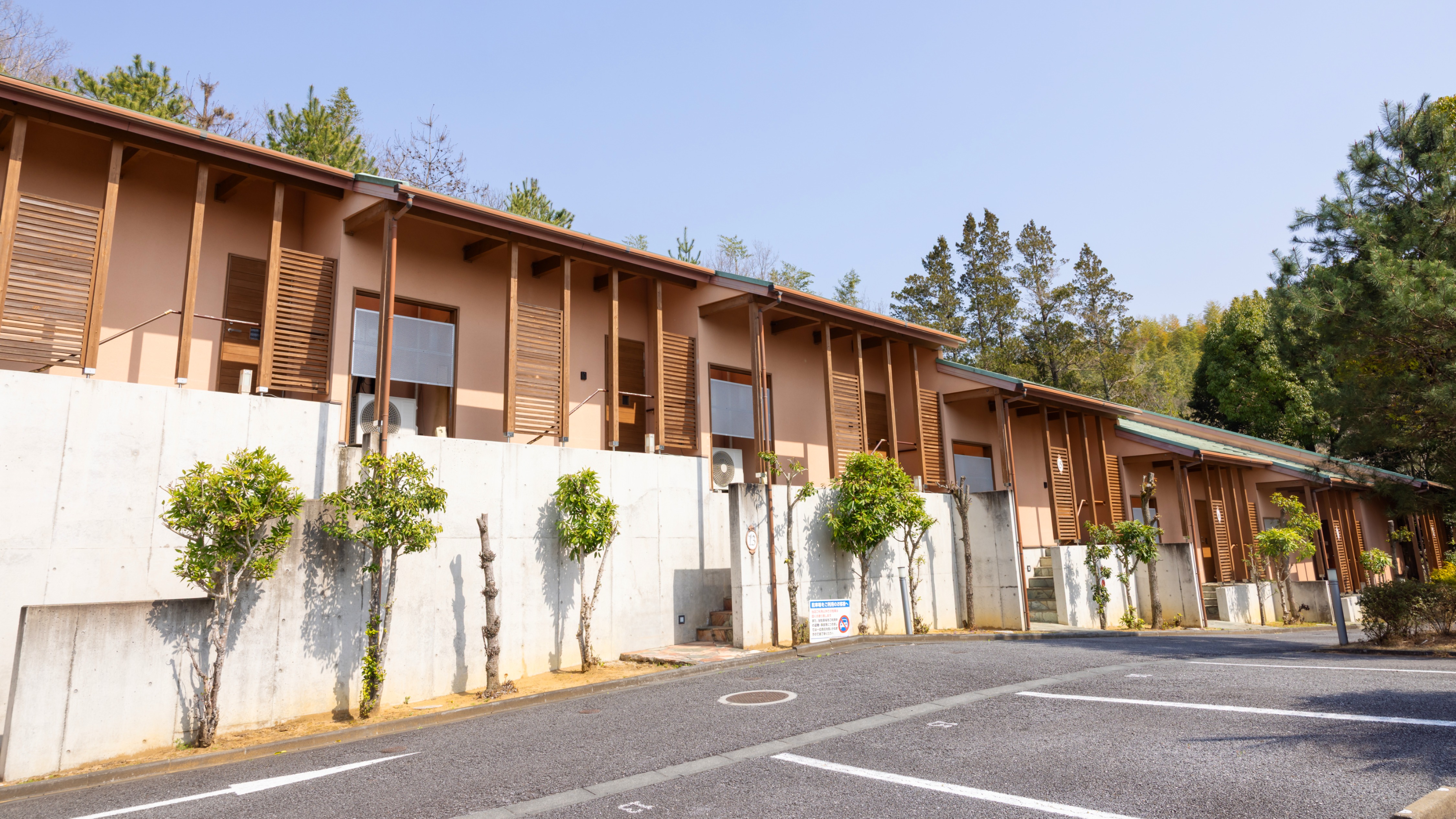 お部屋の前に駐車スペースがあり便利です